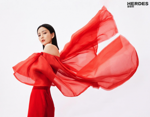《赫德斯HERDES》中文版创刊首位封面人物佟丽娅：真诚是最强大的力量