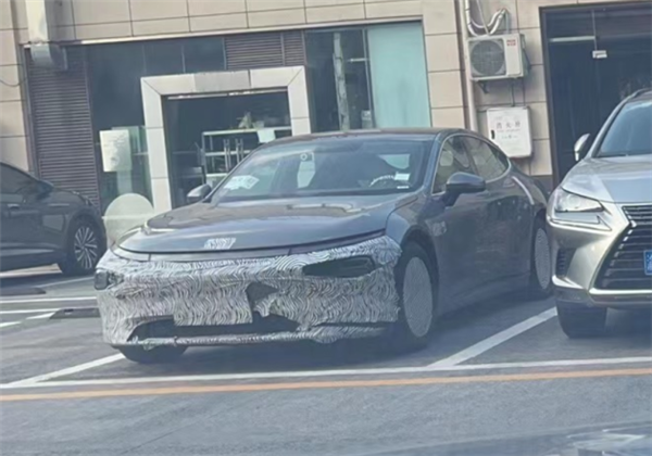 新款小鹏P7路试谍照曝光 外观与现款大致相同